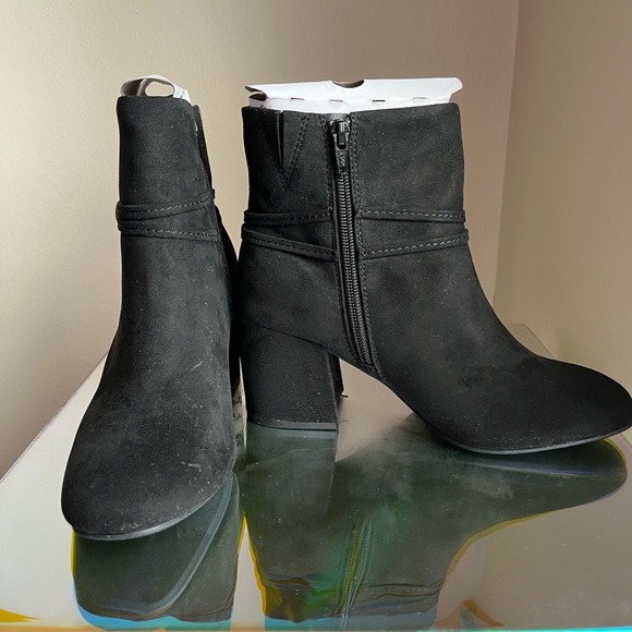 Ring Hardware Chunky Heel Boots - Picture 7 of 9